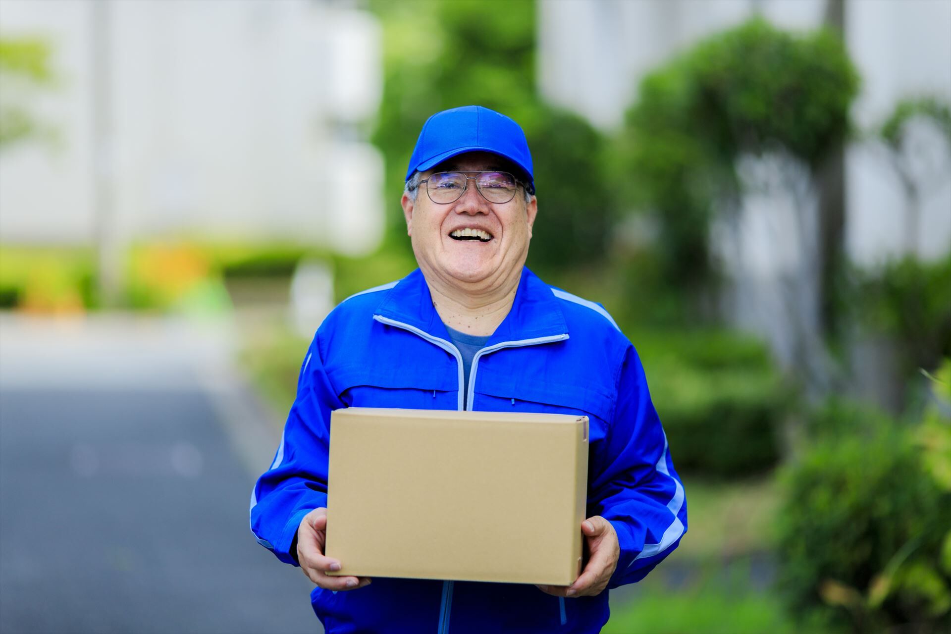 笑顔の男性シニアスタッフ